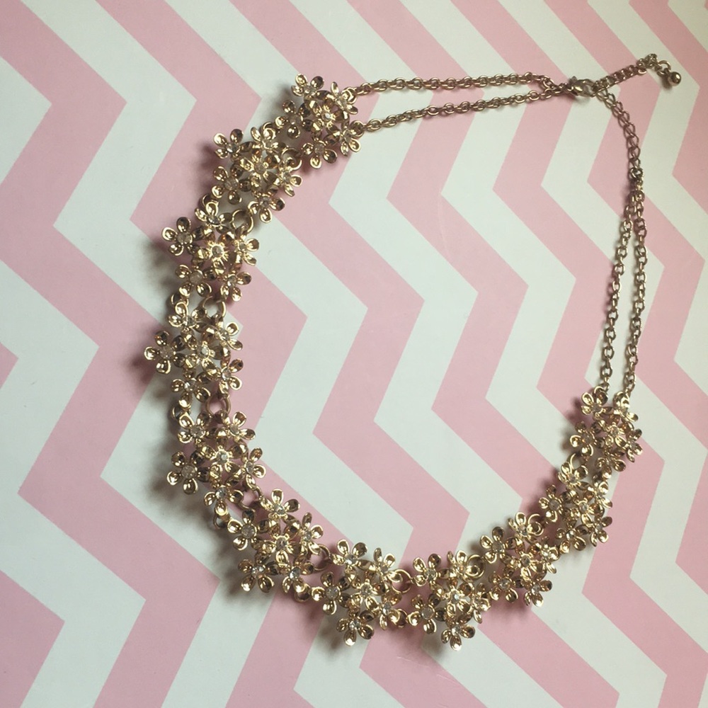 Chunky necklace with flowers and rhinestones